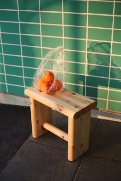 Vaarnii 002 Ast Stool, Pine -Stools Store FDS Vaarnii Kampanja 1 HKMononen