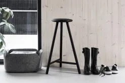 Nikari Perch Bar Stool 63 Cm, Black -Stools Store Jakkarat musta eteinen vaaka muokattu