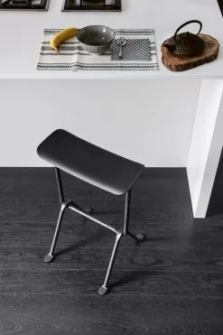 Magis Officina Bar Stool, High, Anthracite - Black -Stools Store Magis officina stool ambient detail SD2081 black green 01 hr